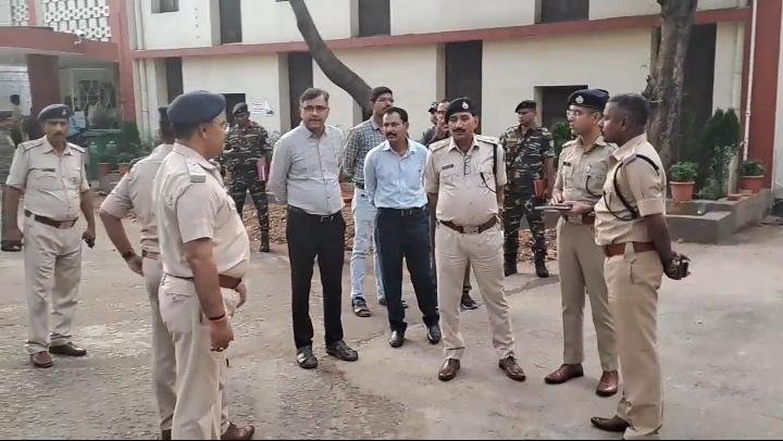 धनबाद SSP ने कोर्ट परिसर की सुरक्षा व्यवस्था का लिया जायजा…प्रवेश द्वार पर मेटल डिटेक्टर से होगी जांच तो, वॉच टॉवर के जरिए होगी निगरानी….