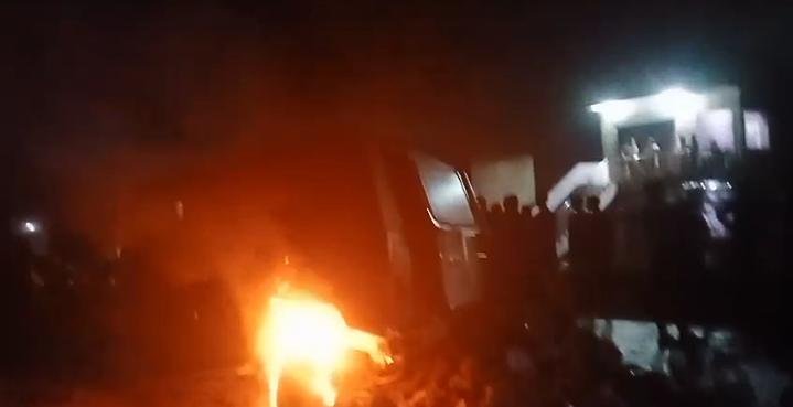 अवैध कोयला लदे वाहन में आक्रोशित लोगों ने लगायी आग, पुलिस से नोक-झोंक…