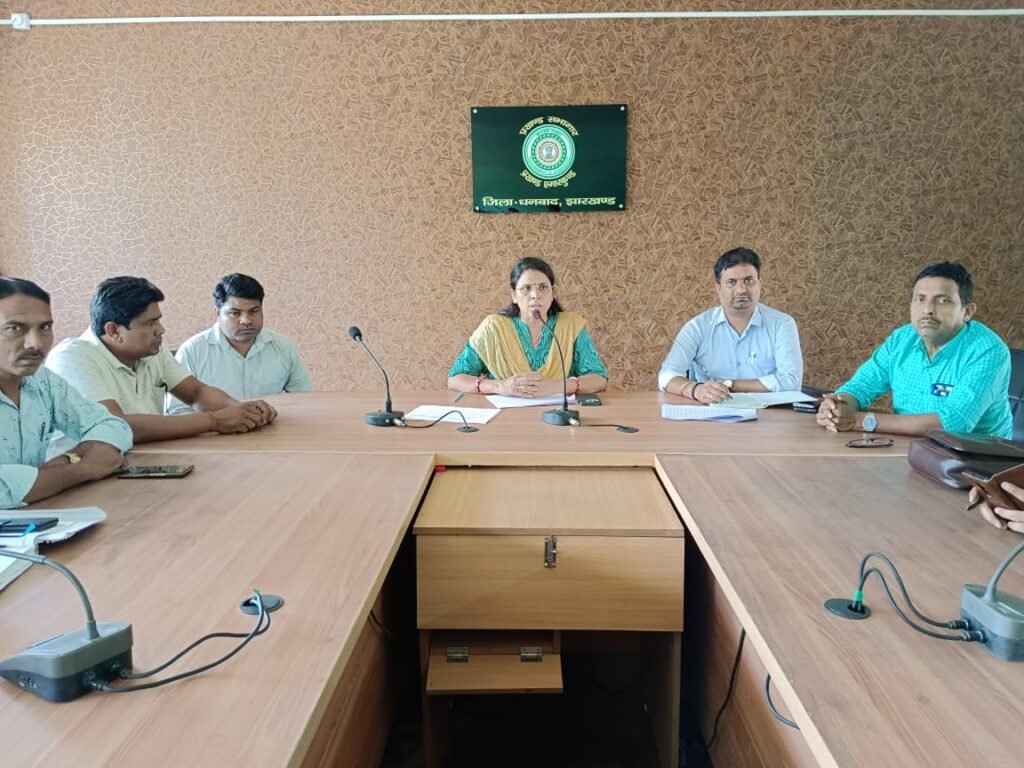 चिरकुंडा नगर परिषद चुनाव को लेकर प्रखंड कार्यालय में बैठक…