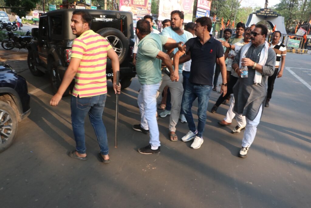 धनबाद में कांग्रेस के प्रदर्शन में कार्यकर्ताओं ने पत्रकारों से की मारपीट…कांग्रेस जिलाध्यक्ष और कार्यकारी अध्यक्ष ने मांगी माफ़ी..जानिए क्या था मामला…