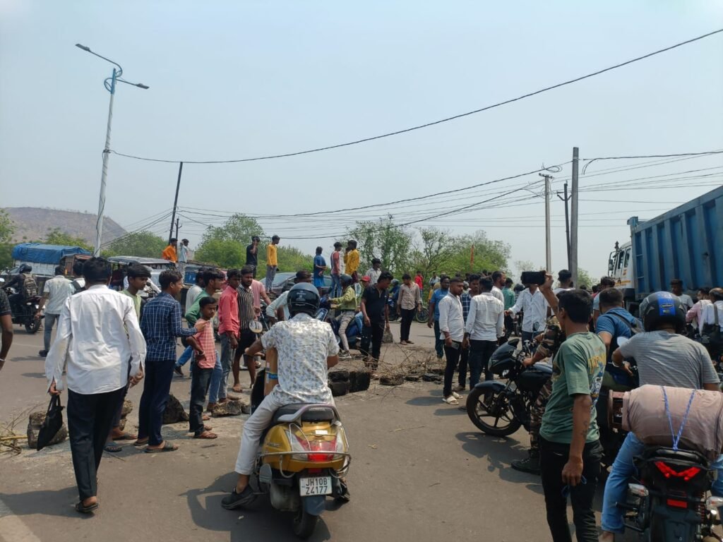 तेज रफ्तार में दौड़ती यमराज रूपी हाइवा गाड़ी ने स्कूटी सवार को मारी टक्टर, हुआ गंभीर रूप से घायल…