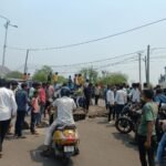 तेज रफ्तार में दौड़ती यमराज रूपी हाइवा गाड़ी ने स्कूटी सवार को मारी टक्टर, हुआ गंभीर रूप से घायल…