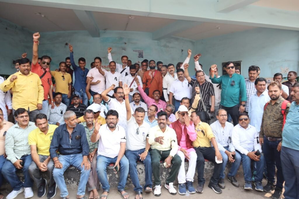 धनबाद में कांग्रेस कार्यकर्ताओं द्वारा मीडिया कर्मियों पर हुए हमले के विरोध में पत्रकारों ने काला बिल्ला लगाकर रणधीर वर्मा चौक पर किया प्रदर्शन, आरोपियों के खिलाफ कार्रवाई की मांग को लेकर धनबाद थाना में दी गई लिखित शिकायत..पत्रकार सुरक्षा क़ानून लागू करने की उठी मांग…