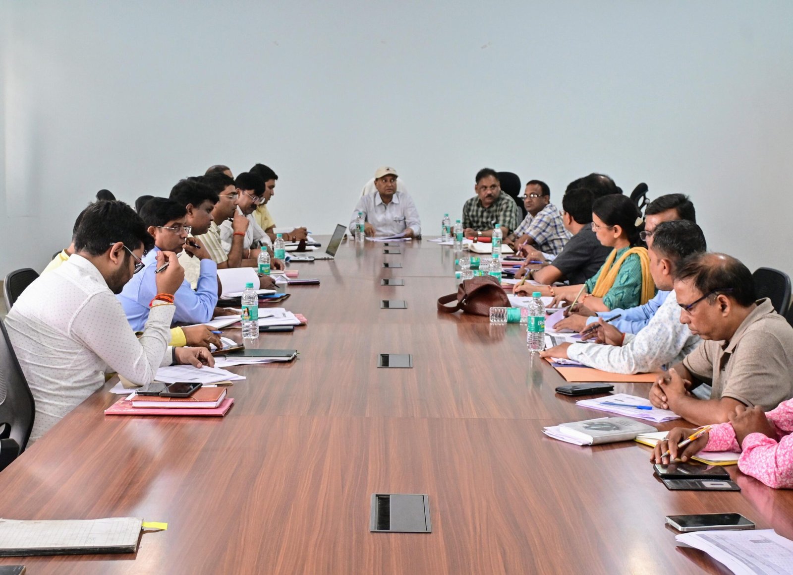 डीडीसी ने की अबुआ आवास व पीएम आवास योजना की समीक्षा..धीमी प्रगति पर जताई कड़ी नाराजगी..आवास पूरा कराने के लिए बीडीओ को दिया लक्ष्य…