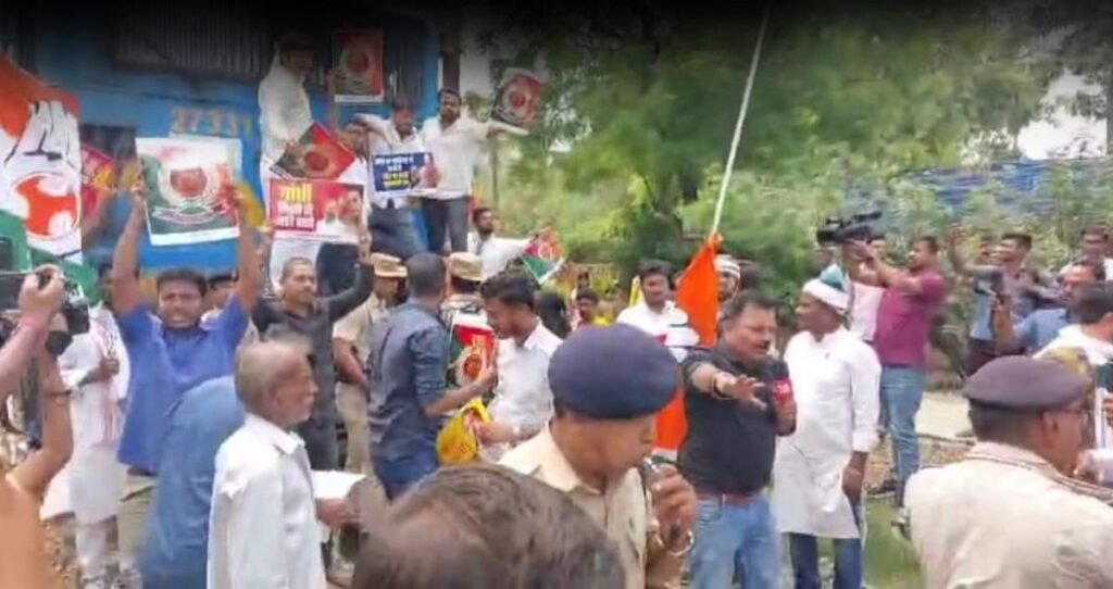 नेशनल हेराल्ड केस में राहुल-सोनिया पर कार्रवाई से भड़की कांग्रेस, पटना में ट्रेन रोक किया प्रदर्शन…