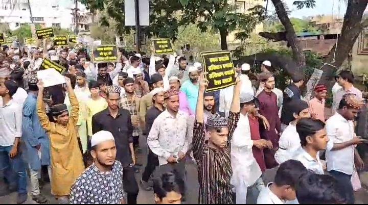 PROTEST AGAINST WAQF BOARD AMENDMENT BILL IN WASSEYPUR DHANBAD वक्फ़ बोर्ड संशोधन कानून के विरोध में धनबाद में प्रदर्शन :नया बाज़ार वासेपुर के मुस्लिम समुदाय ने किया विरोध..कहा केंद्र सरकार इस संशोधित कानून को वापस लें…