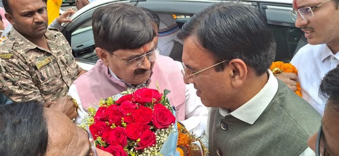 बीजेपी MLA राज के साथ कार्यकर्ताओं ने केंद्रीय श्रम मंत्री का रणधीर वर्मा चौक पर किया स्वागत…