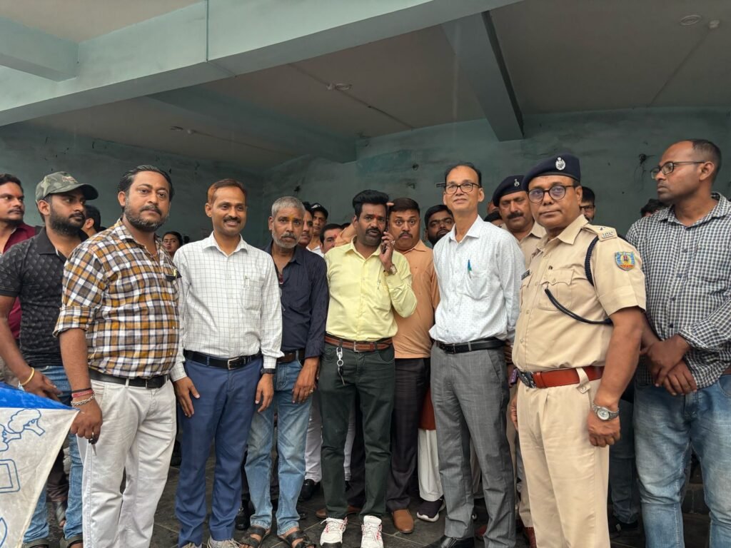 कांग्रेस कार्यकर्ता द्वारा मीडिया कर्मियों पर हमला मामला, पुलिस SIT कर रहीं है जांच, आरोपियों की गिरफ्तारी के लिए छापेमारी जारी…कांग्रेस की जांच दल 19 अप्रैल को जांच के लिए धनबाद प्रेस क्लब पहुंचेगी.. पत्रकारों का समाहरणालय के पास घोषित धरना स्थगित…