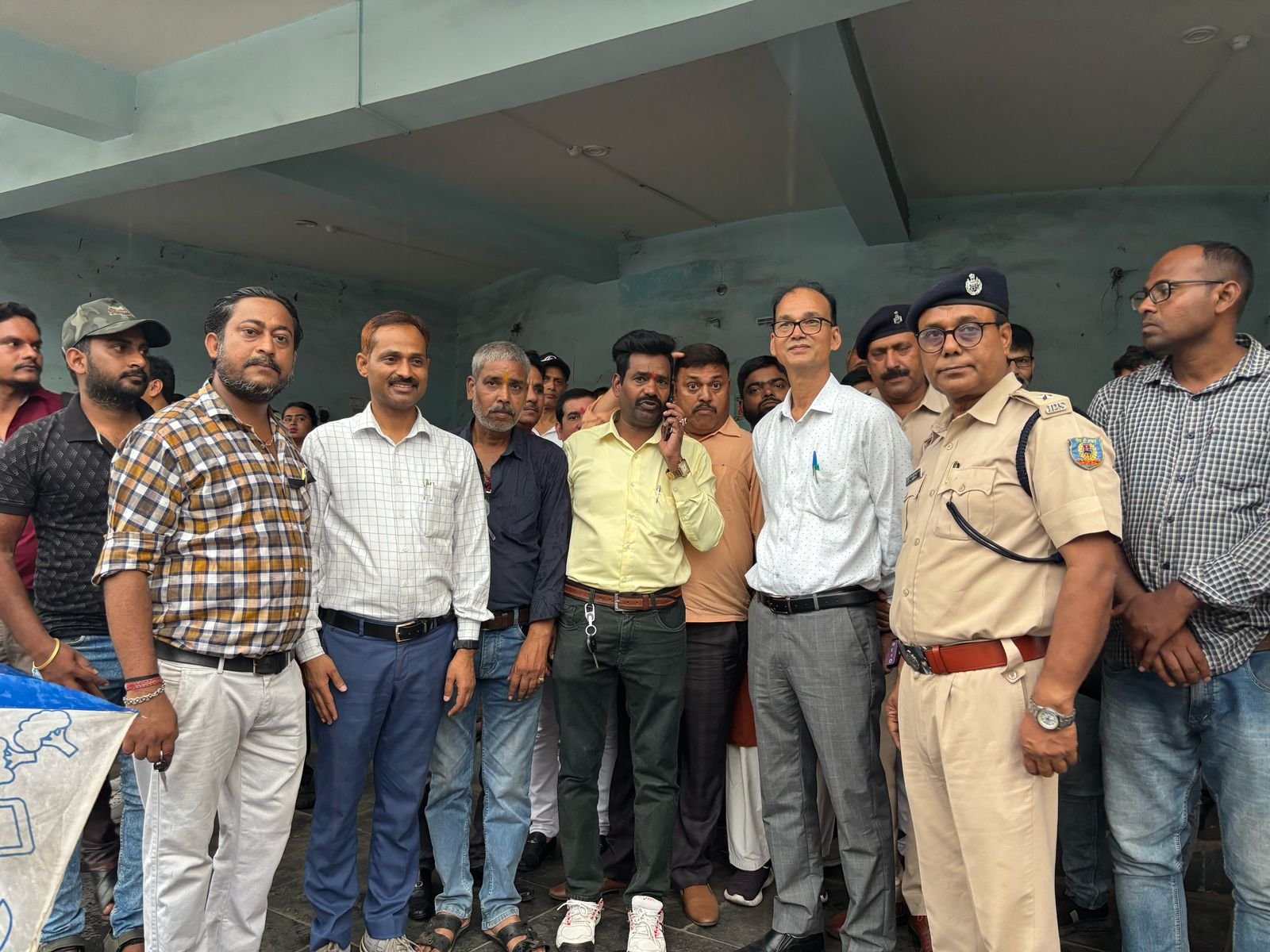 कांग्रेस कार्यकर्ता द्वारा मीडिया कर्मियों पर हमला मामला, पुलिस SIT कर रहीं है जांच, आरोपियों की गिरफ्तारी के लिए छापेमारी जारी…कांग्रेस की जांच दल 19 अप्रैल को जांच के लिए धनबाद प्रेस क्लब पहुंचेगी.. पत्रकारों का समाहरणालय के पास घोषित धरना स्थगित…