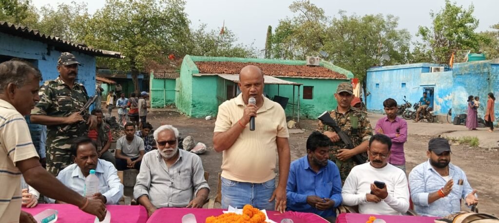 आउटसोर्सिंग के गुंडागर्दी एवं मनमानी ढंग से बस्ती की तरफ उत्खनन और हैवी ब्लास्टिंग करने के विरोध में निरसा के विधायक अरूप चटर्जी का दौरा एवं जनसभा हुआ…