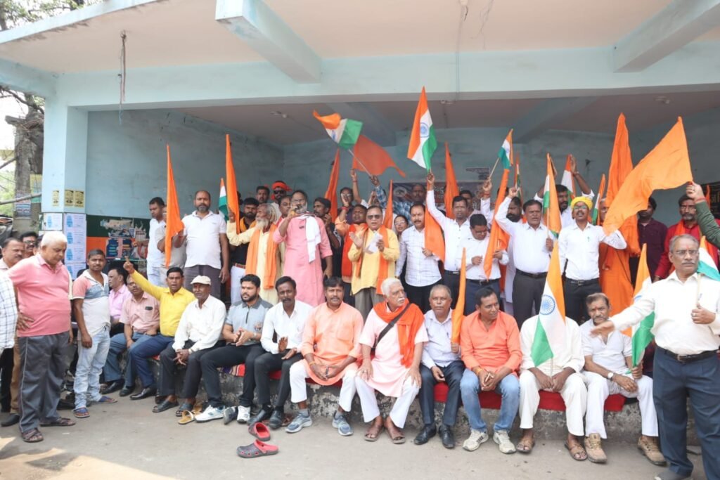 बंगाल हिंसा के विरोध में विहिप का रणधीर वर्मा चौक पर आक्रोश प्रदर्शन…