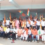 बंगाल हिंसा के विरोध में विहिप का रणधीर वर्मा चौक पर आक्रोश प्रदर्शन…