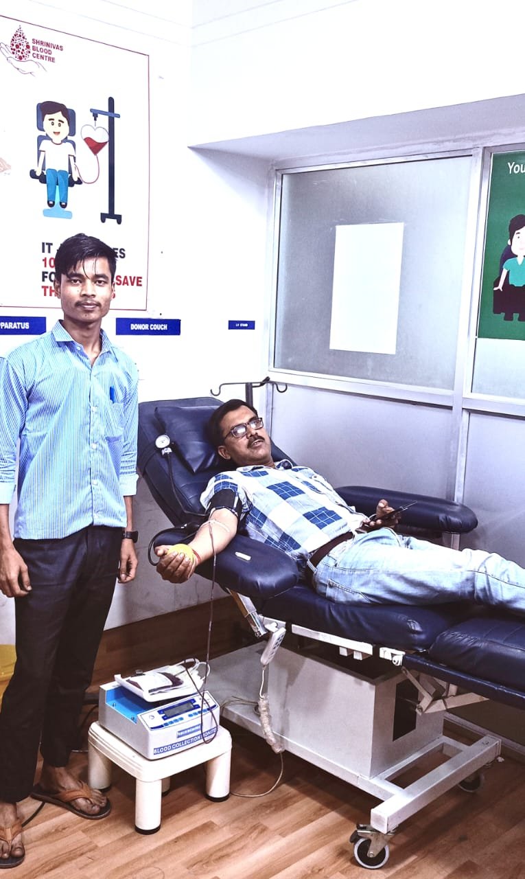 महिला मरीज के ऑपरेशन के लिए डॉक्टर स्वरूप चौधरी ने आपातकालीन परिस्थिति में रक्तदान करके सहायता किए…