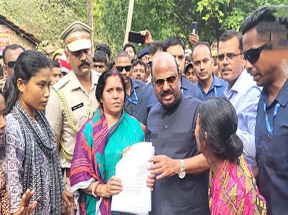 मुर्शिदाबाद हिंसा से मारे गए मृतक परिजनों और पीड़ितों से मिले पश्चिम बंगाल के गवर्नर CV आनंद बोस,घटना से भावुक हो कर कहा ” यह कट्टरवाद का सबसे खराब रूप”…