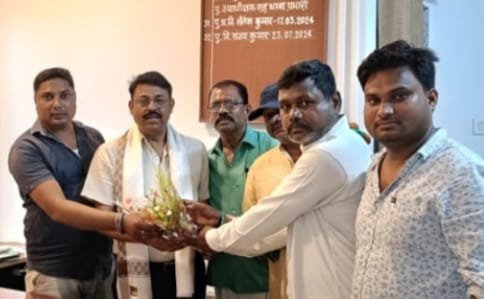 झामुमो सिंदरी नगर द्वारा थाना प्रभारी संजय कुमार का सम्मान…