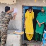 Dhanbad News: सरायढेला बीओआइ डकैती कांड के अभियुक्त के घर पुलिस ने चिपकाया इश्तेहार…