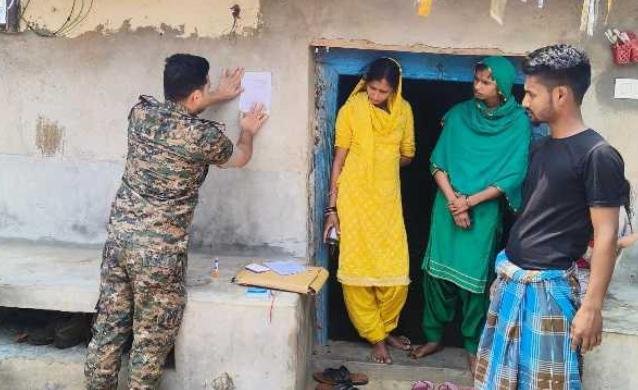 Dhanbad News: सरायढेला बीओआइ डकैती कांड के अभियुक्त के घर पुलिस ने चिपकाया इश्तेहार…