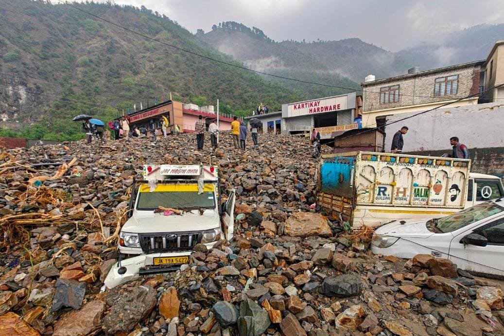 तबाही का मंजर, स्कूलें बंद, सड़कें गायब, सामने आया दिल दहला देने वाला नजारा…