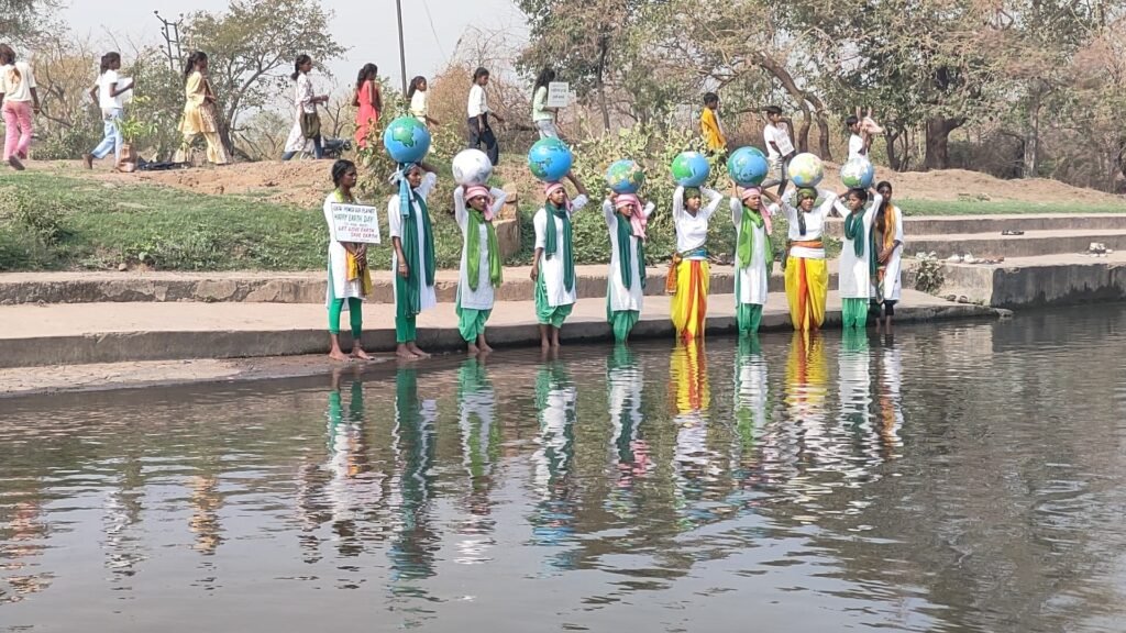 अर्थ डे पर कोलफील्ड चिल्ड्रेन क्लासेस के बच्चों द्वारा निकल गई जागरूकता रैली…