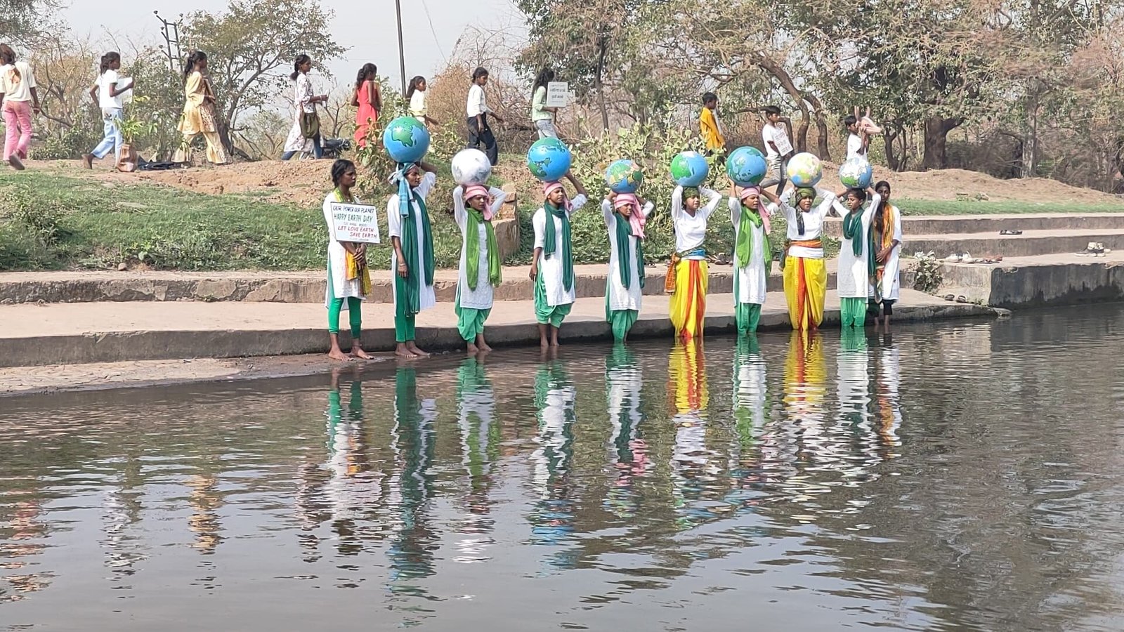 अर्थ डे पर कोलफील्ड चिल्ड्रेन क्लासेस के बच्चों द्वारा निकल गई जागरूकता रैली…