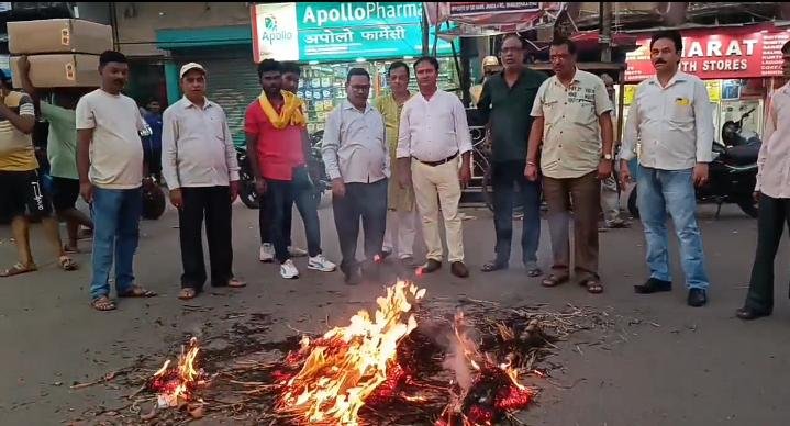 बिजली विभाग की लचर व्यस्था खिलाफ डीवीसी चेयरमेन फूंका पुतला….