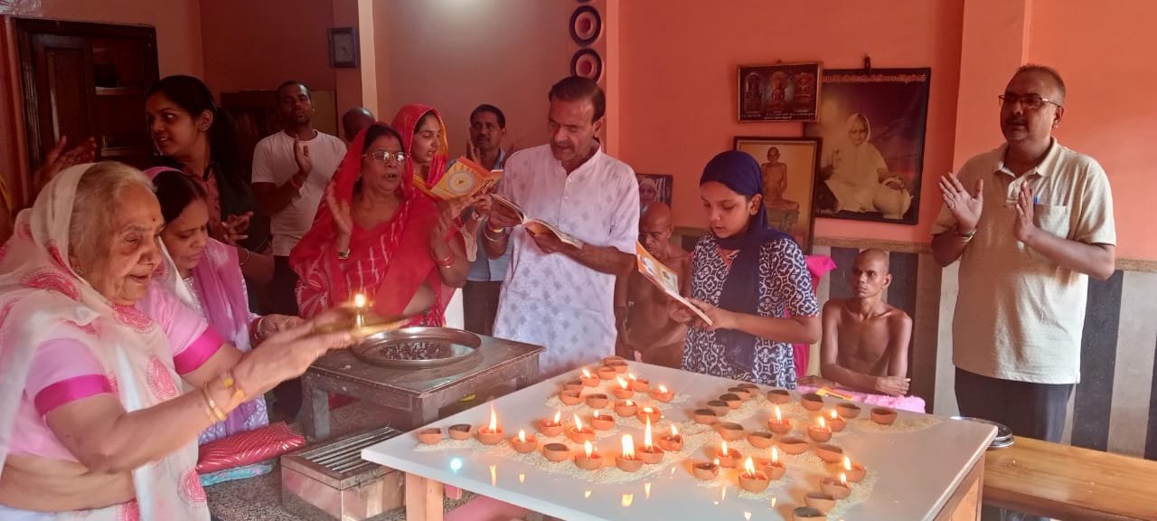 पहले म से बच्चें मां बोलते थे। आज के बच्चें म से मोबाइल बोलते हैं, समझते हैं…