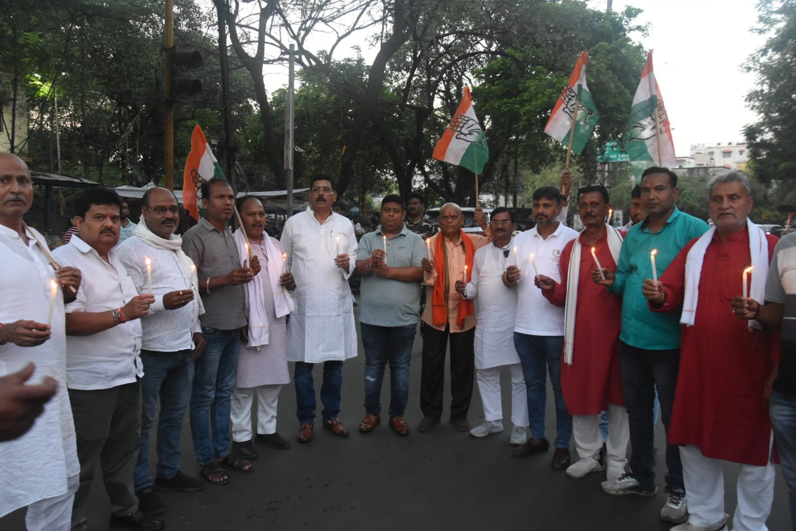 धनबाद के कांग्रेसियों ने जम्मू कश्मीर की पहलगाम में हुए आतंकी घटना के विरोध में निकाला कैंडल मार्च ,रणधीर वर्मा चौक पर मृतकों को दी गई भावभीनी श्रद्वांजलि.. कांग्रेस जिलाध्यक्ष संतोष समेत पार्टी नेताओं ने केंद्र सरकार की सुरक्षा नीति पर उठाया सवाल…