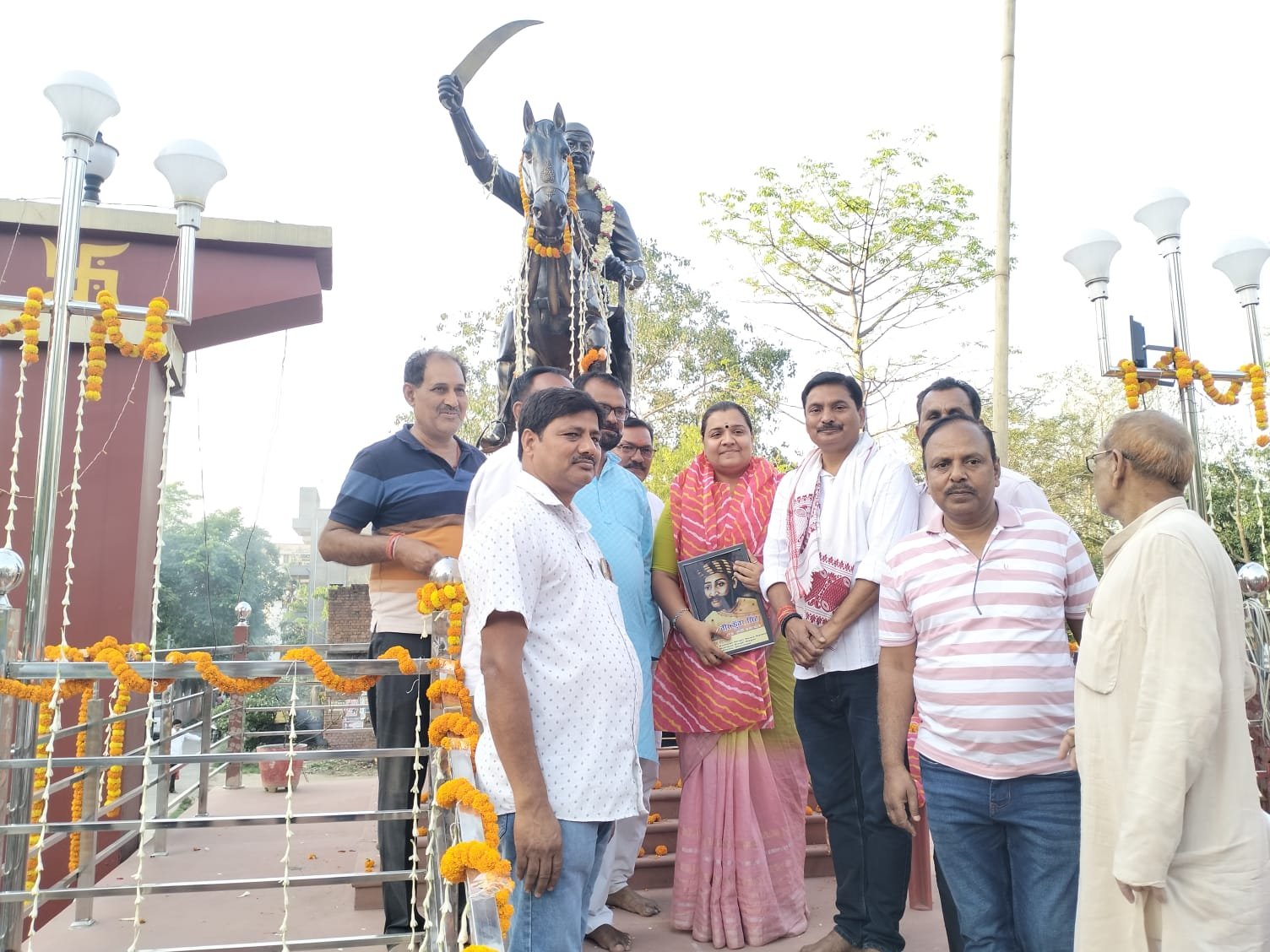 धनबाद के सरायढेला में मनाया गया बाबू वीर कुंवर सिंह की विजयोत्सव.. पहलगाम घटना में मारे गए पर्यटकों को दी गई श्रद्वांजलि…