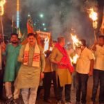 बीजेपी विधायक राज सिन्हा के नेतृत्व में कश्मीर घटना के विरोध में निकला कैंडल मार्च…रणधीर वर्मा चौक श्रद्धांजलि सभा का हुआ आयोजन…