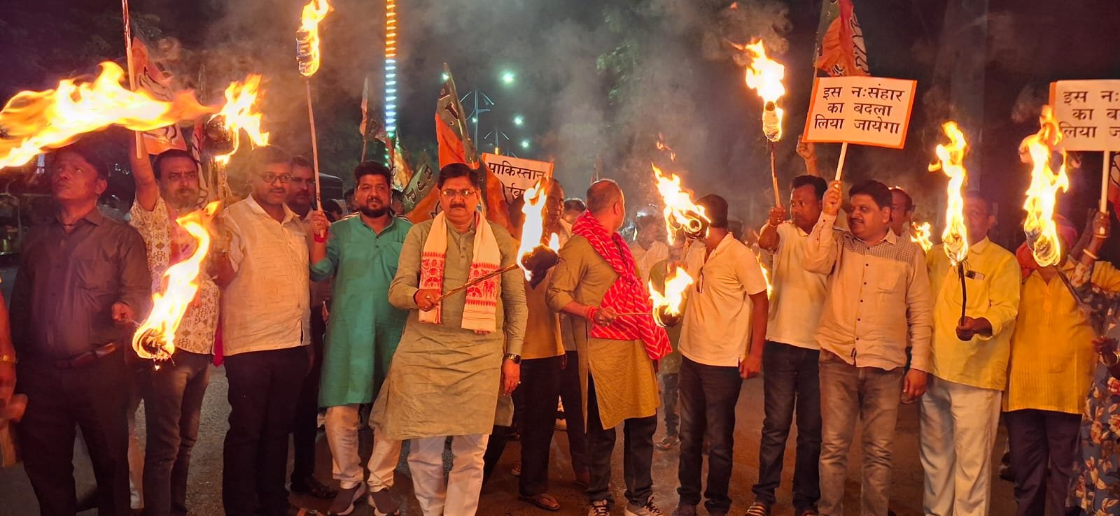 बीजेपी विधायक राज सिन्हा के नेतृत्व में कश्मीर घटना के विरोध में निकला कैंडल मार्च…रणधीर वर्मा चौक श्रद्धांजलि सभा का हुआ आयोजन…