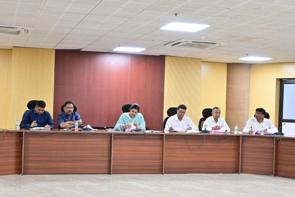 उपायुक्त ने दिया दूसरे अंचलों में प्रतिनियुक्त राजस्व कर्मचारियों को मूल अंचल में भेजने का निर्देश…