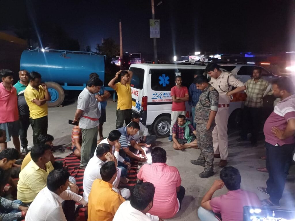 “बाघमारा: कर्मी की मौत के बाद शव के साथ धरने पर बैठे ग्रामीण, मुआवजे की मांग पर अड़े”…