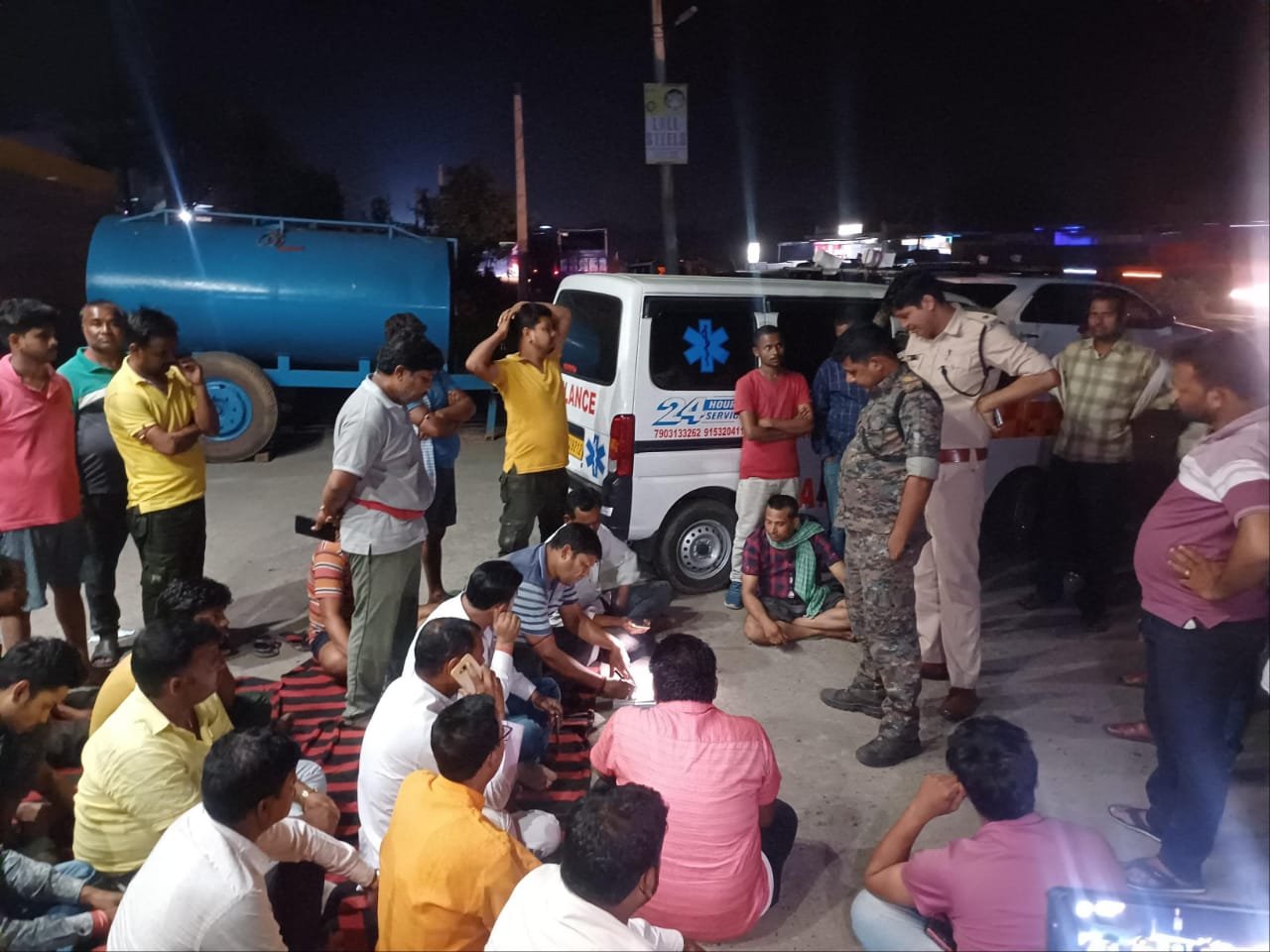 “बाघमारा: कर्मी की मौत के बाद शव के साथ धरने पर बैठे ग्रामीण, मुआवजे की मांग पर अड़े”…