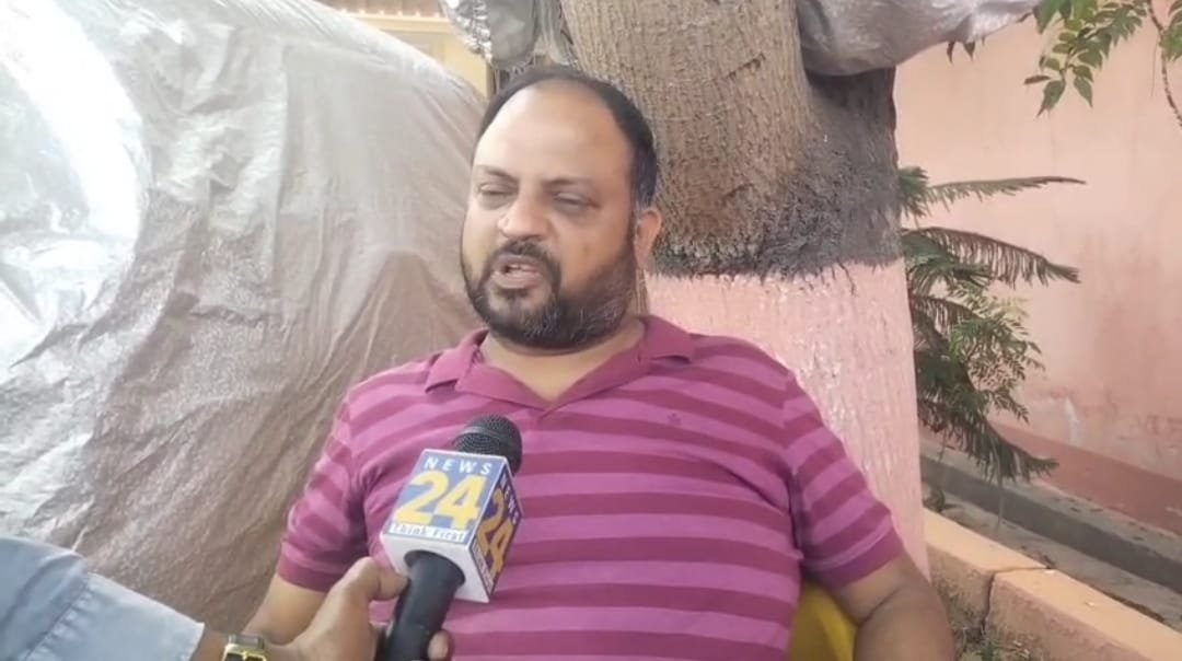 ऐसा कोई पल नही होगा जो हम दोनों ने साथ नही बिताया होगा कहकर फफ़क़ -फफ़क़कर रोया सहीद आईबी अधिकारी का बचपन का दोस्त मनोज…