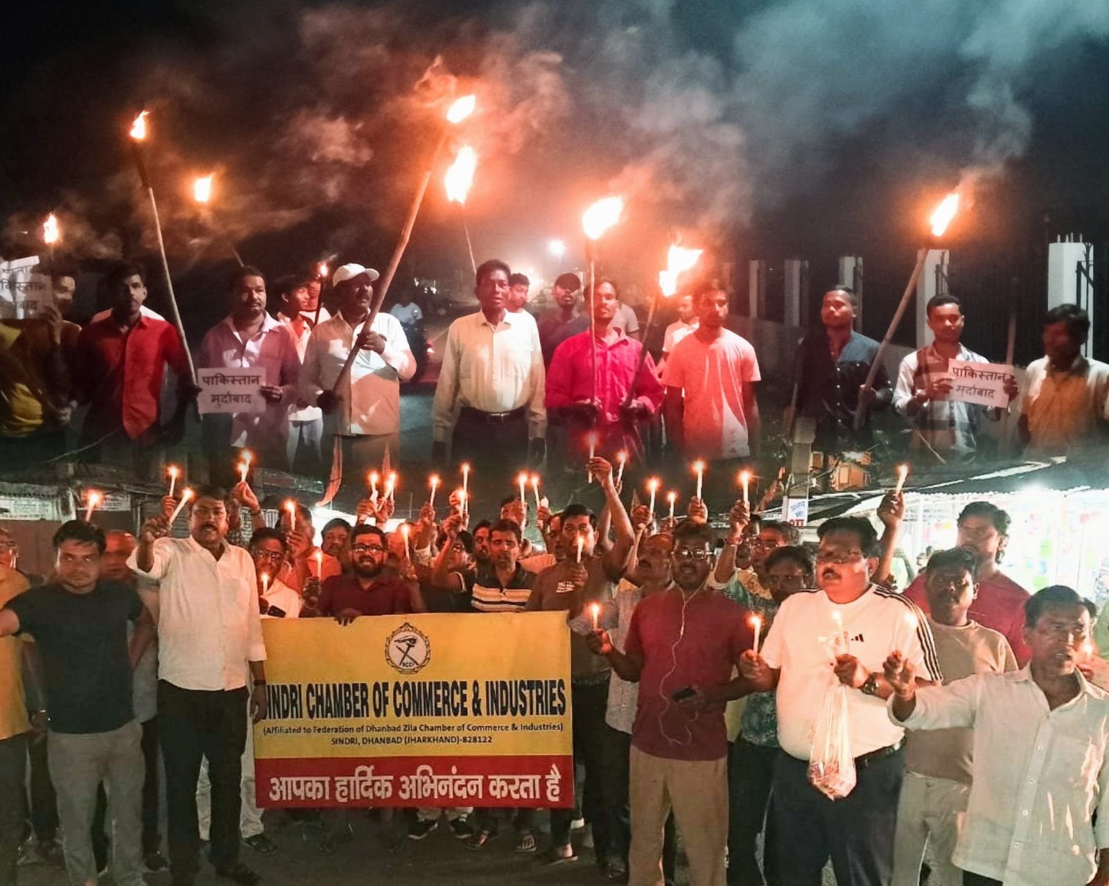 जम्मू कश्मीर के पहलगाम में हुई आतंकी घटना पर सिंदरी में कैंडल मार्च और मशाल जुलूस निकाल कर लोगों ने विरोध जताया और मृतकों को श्रद्धांजलि दी…