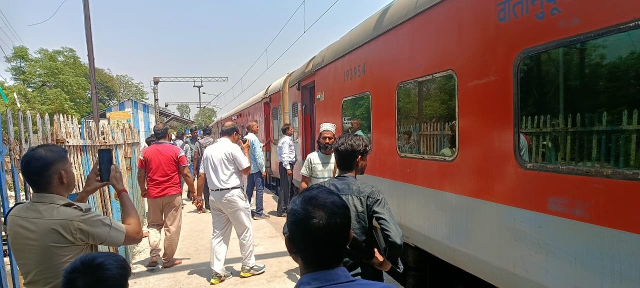 धनबाद-एलेप्पी एक्सप्रेस में स्लीपर कोच में शॉर्ट सर्किट, यात्रियों में मची अफरा-तफरी…