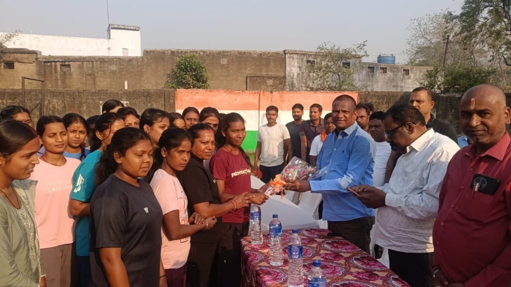 सांसद ढुलू महतो ने RS Physical BTM को उपहार स्वरूप दिए हाई जम्प गद्दा एवं व्यायाम उपकरण…