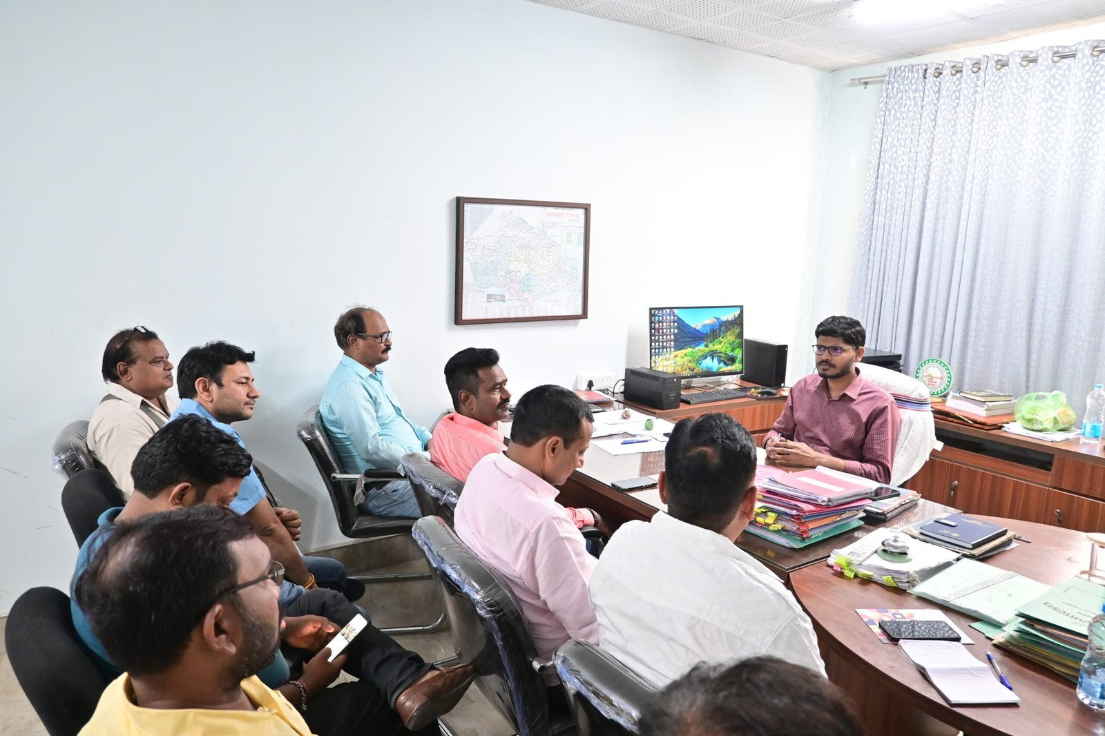 एडीएम ने धनबाद प्रेस क्लब के पदाधिकारियों के साथ की वार्ता..दोषियों पर कार्रवाई करने का दिया आश्वासन…