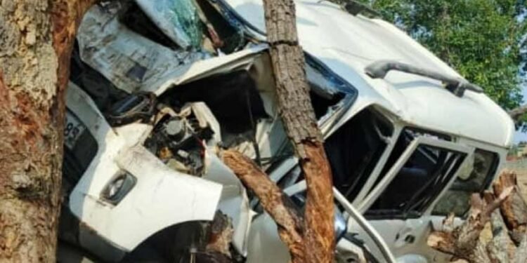 सड़क हादसे में JMM नेता के परिवार की तीन महिलाओं की मौत, छह घायल रिम्स रेफर…