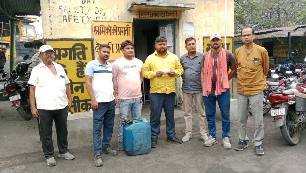 निरसा के ECL के बरमुरी ओसीपी में लागतार हो रही डीजल एवं कोयला चोरी पर बीसीकेयू के बैनर तले स्थानीय प्रशाशन एवं प्रबंधन के खिलाफ एक दिवसीय धरना प्रदर्शन…