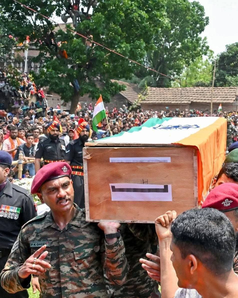 आतंक विरोधी ऑपरेशन के दौरान शहीद हुए भारतीय सेना के जवान झंटू अली शेख सैन्य सम्मान के साथ हुए सुपुर्द-ए-खाक…