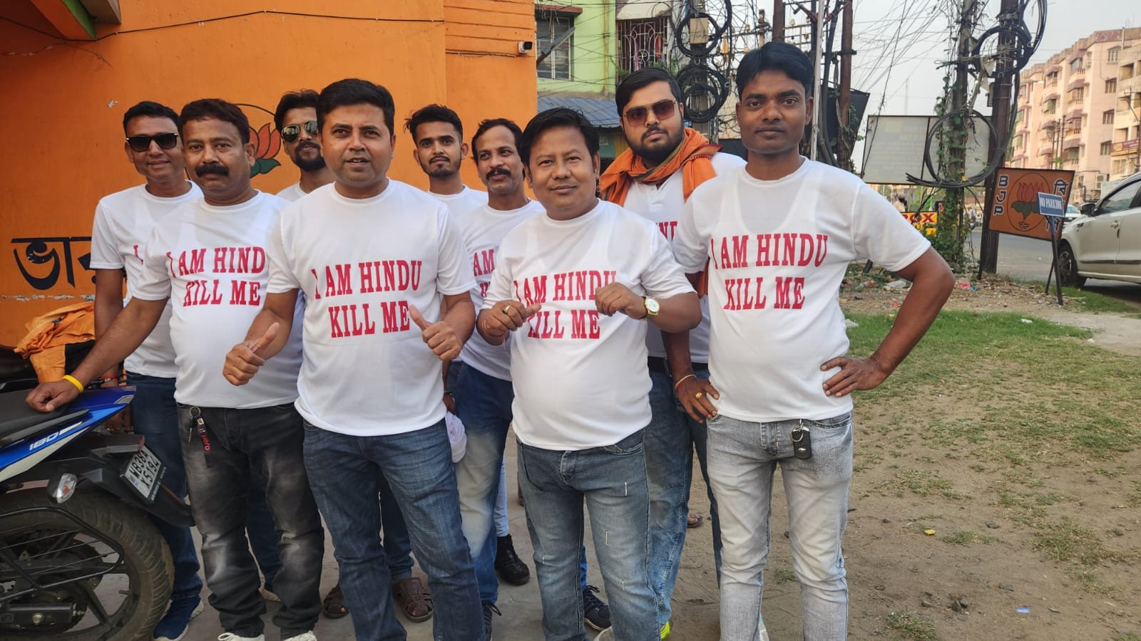 माथे मे सिंदूर और मै हिंदू हूँ मुझे मारो लिखा टी सर्ट पहनकर रैली के माध्यम से भाजपा ने दिया आतंकियों को चुनौती…