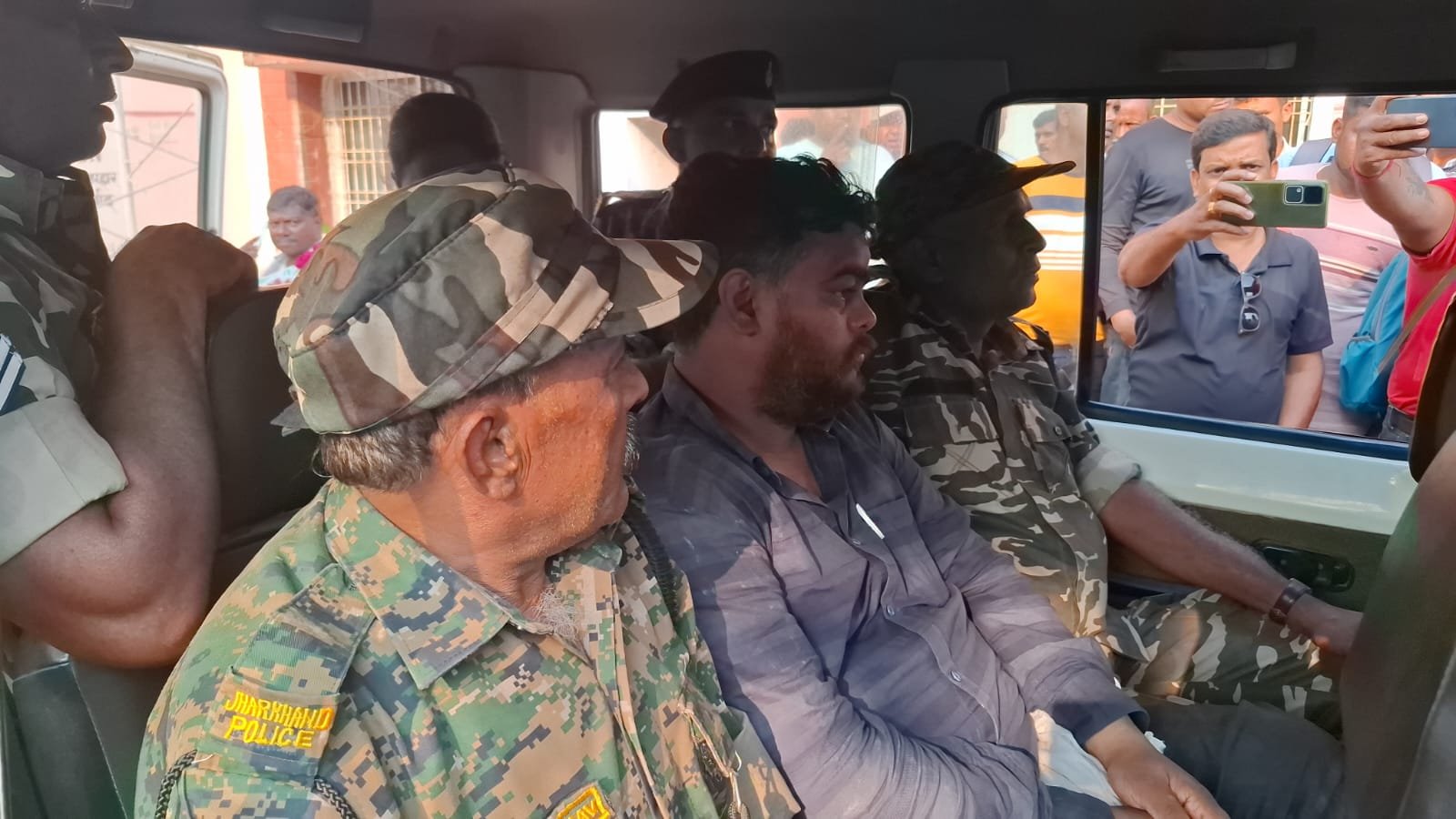 एसीबी की टीम ने VLW वतन कुमार को 10 हजार रूपये रिश्वत लेते रंगेहाथ गिरफ्तार कर लिया…