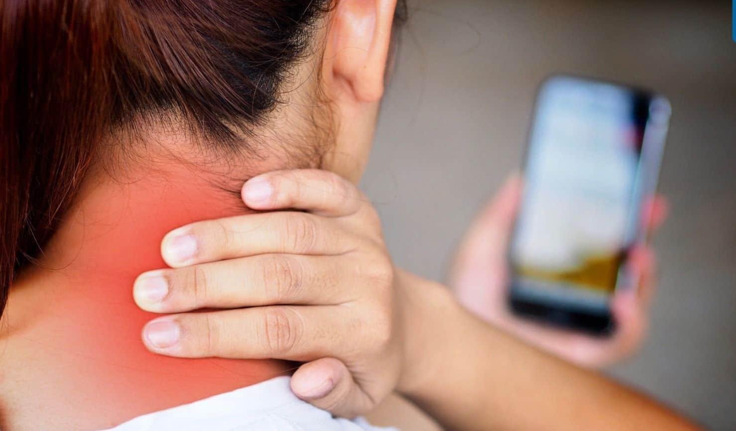 Text Neck Syndrome: ज्यादा देर तक मोबाइल चलाया तो बढ़ जाएगी गर्दन की बीमारी, आज से ही तय करें लिमिट…