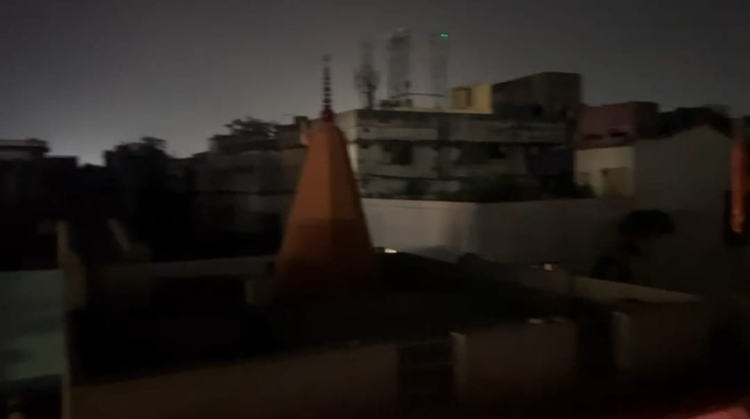 आसनसोल मे 15 मिनट के लिये लाईट बुझाकर मुस्लिम समुदाय ने जताया वकफ क़ानून के खिलाफ प्रतिवाद…