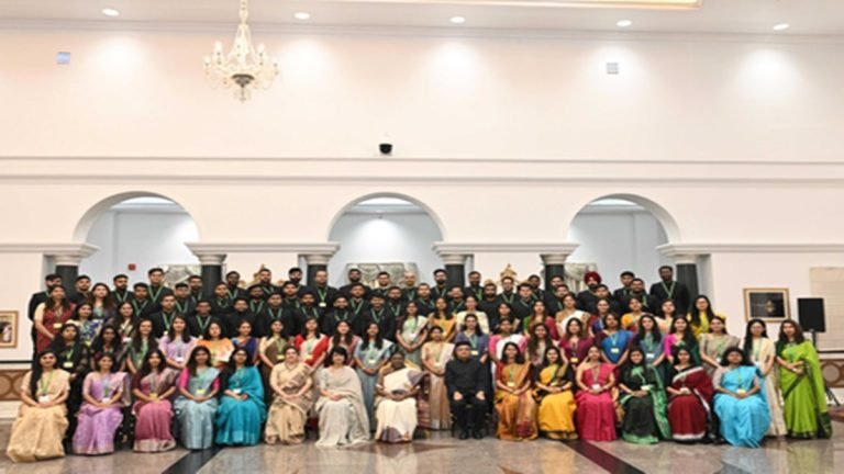 ईमानदारी, सच्चाई और सादगी से जीवन मूल्यों का पालन करने वाले अधिक सुखी : राष्ट्रपति मुर्मु…