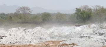 सभी फ्लाई ऐश लदे वाहनों को खाली कर हटाया गया…