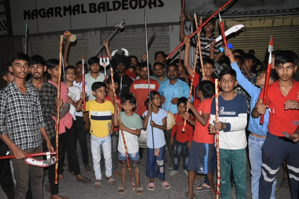 Dhanbad News : हैरत अंगेज करतब दिखाने के लिए अखाड़ा दल कर रहे अभ्यास…