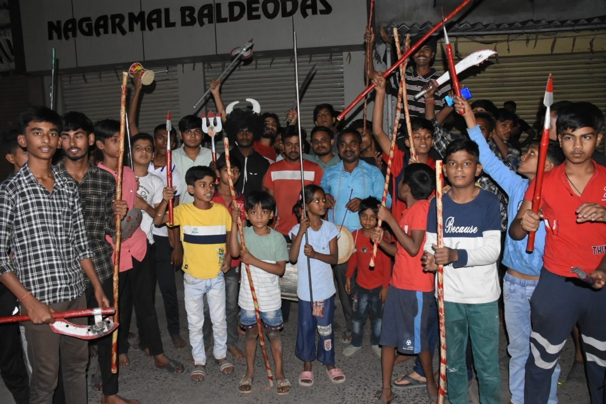 Dhanbad News : हैरत अंगेज करतब दिखाने के लिए अखाड़ा दल कर रहे अभ्यास…