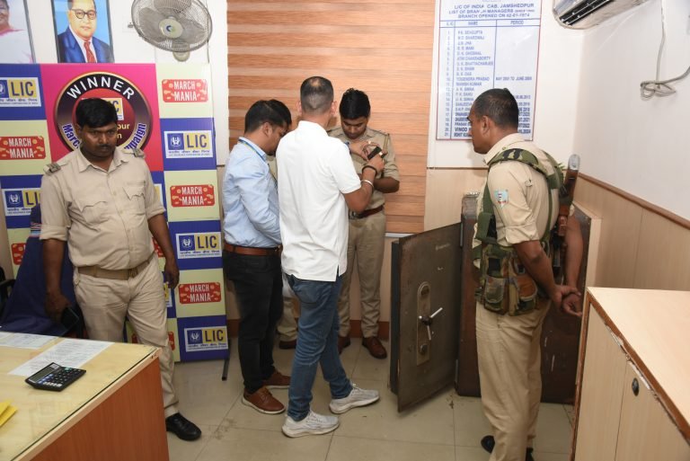 Jamshedpur News : बिष्टुपुर : एलआईसी की दो शाखा से 70 लाख रुपये नगद की चोरी, शक के घेरे में ये लोग…